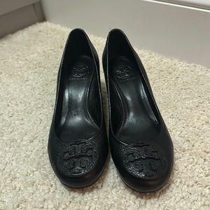 SLEEK AND SEXY Black Tory Burch wedges